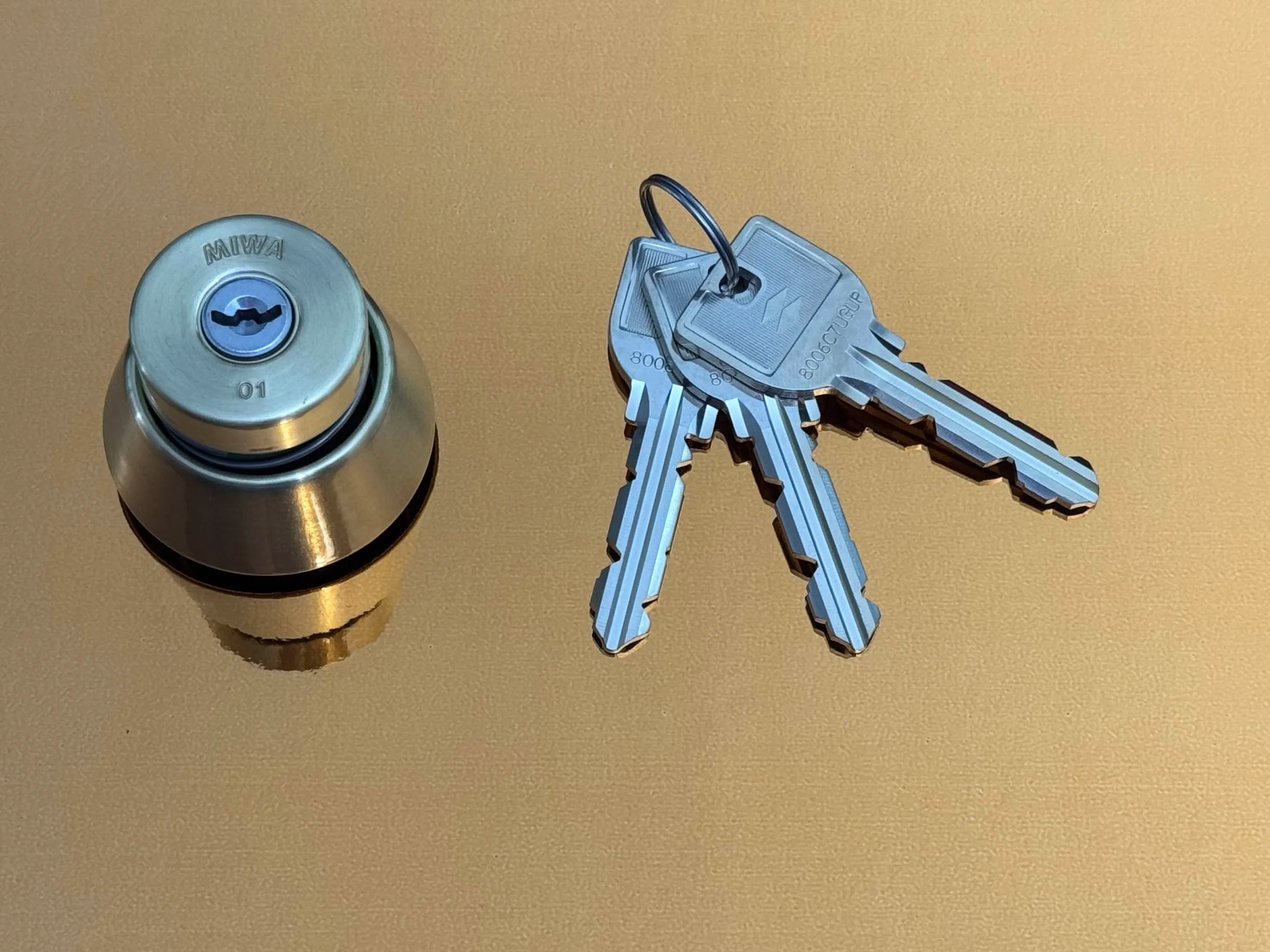 Gold Miwa U9 locksport single lock cylinder with 3 keys